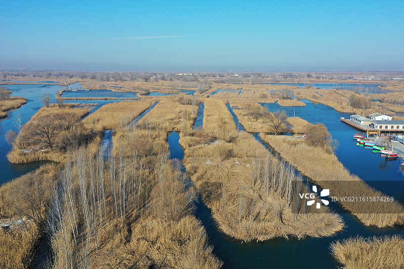碧水连天映霞光，野鸭掠舞芦花黄  俯身临岸观舟远，银杏红叶风里扬  千岛万湖织洋淀，生态画卷韵悠长图片素材