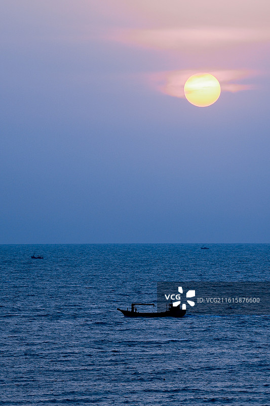 新年海上日出 黎明蓝调时刻图片素材