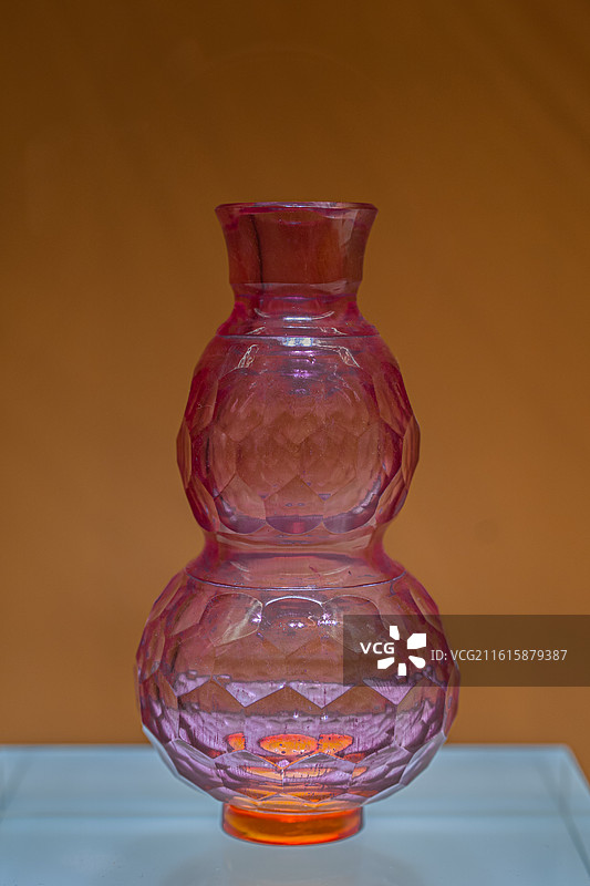 “插棱”金红葫芦瓶 博山康乾琉璃艺术博物馆藏 吹制 中国国家博物馆 琉光璃彩 淄博琉璃艺术展图片素材