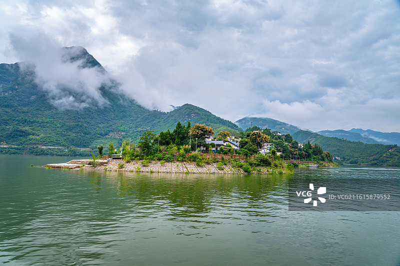 绿水青山 长江 三峡  江面 船只 游轮图片素材