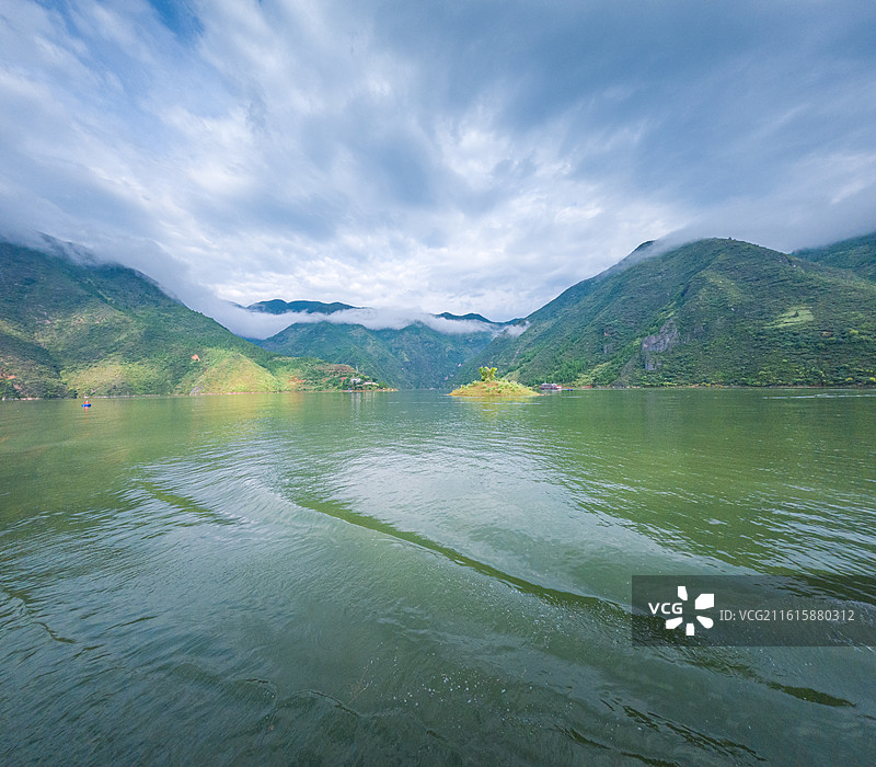绿水青山 长江 三峡  江面 船只 游轮图片素材