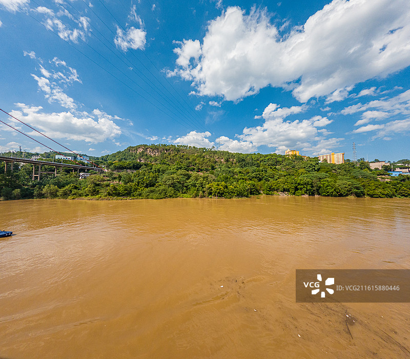 绿水青山 长江 三峡  江面 船只 游轮图片素材