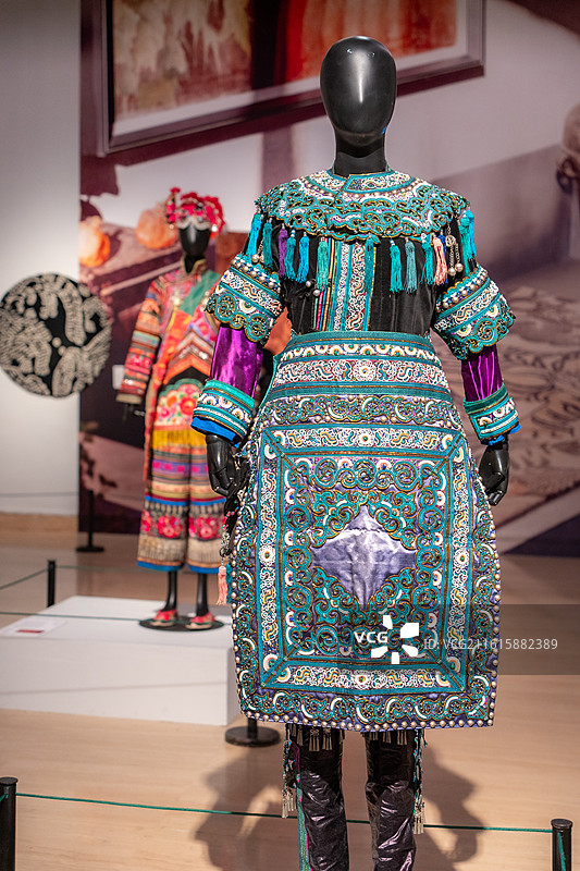 贵州黔东南州黎平县特产侗族刺绣女性嫁衣图片素材