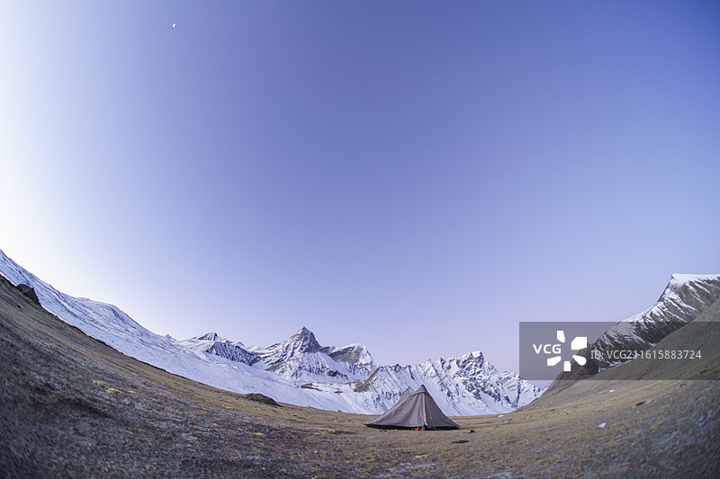雪山下露营帐篷户外场景图片素材