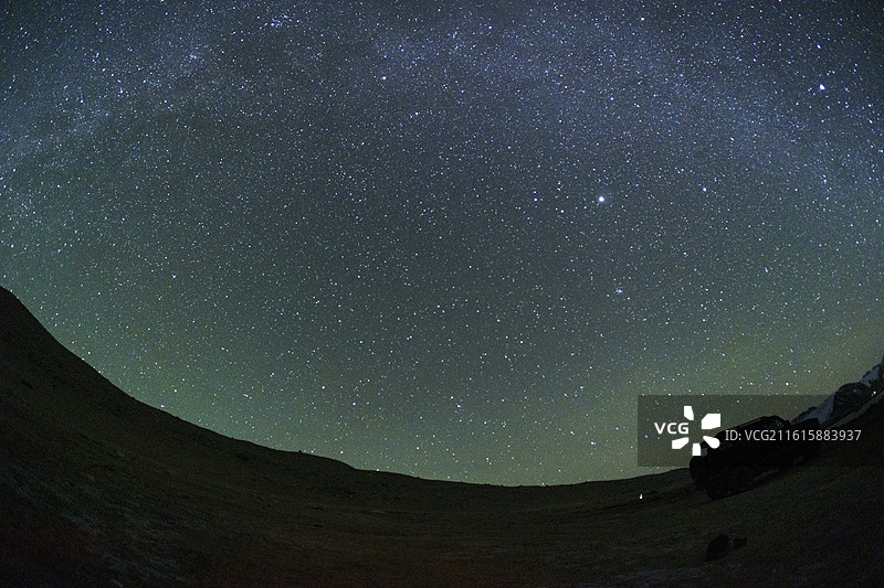 夜晚野外星空与车辆景象图片素材