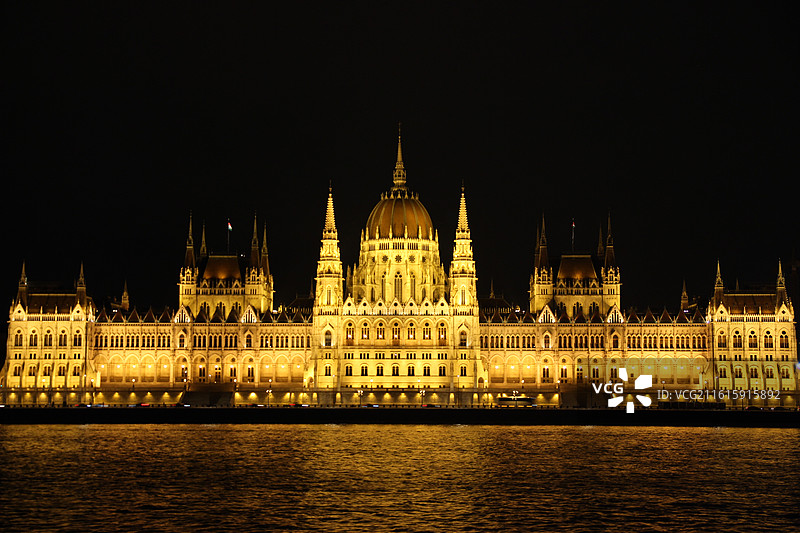 布达佩斯多瑙河东岸匈牙利国会大厦夜景图片素材