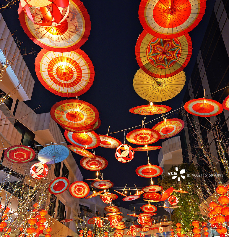 节日商业街悬挂的伞形状的彩灯装饰图片素材