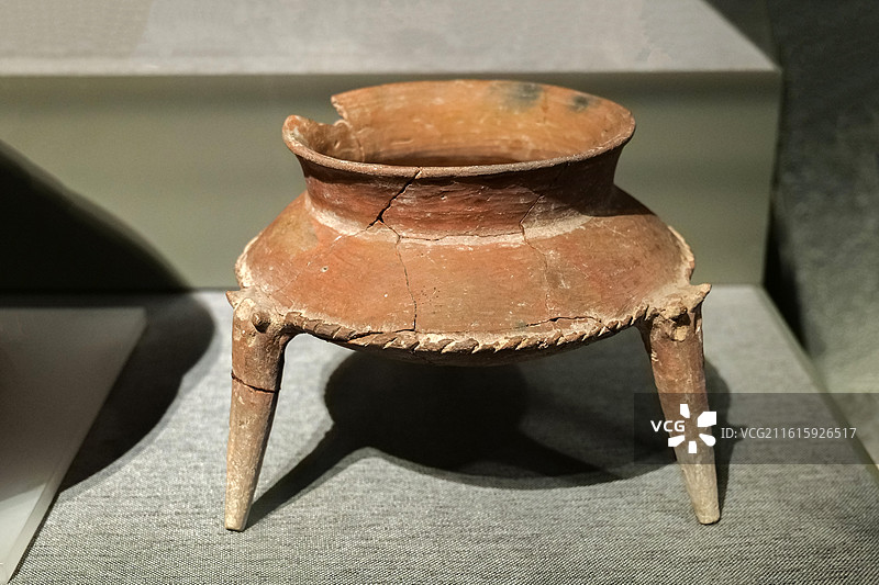 釜形陶鼎 新石器时代 大汶口文化 山东兖州王因遗址 中国考古博物馆（中国历史研究院）文明起源展厅图片素材