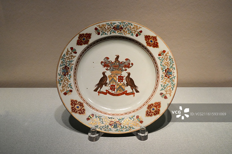 广东省博物馆藏清乾隆广彩英国罗斯伯爵徽章纹大盘，英国罗斯(Ross)伯爵家族徽章图片素材