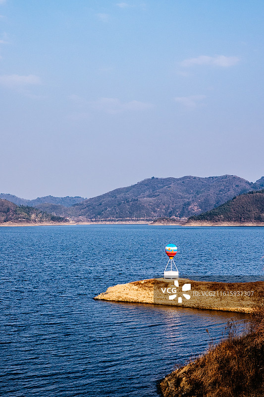 水库边的休闲场所图片素材