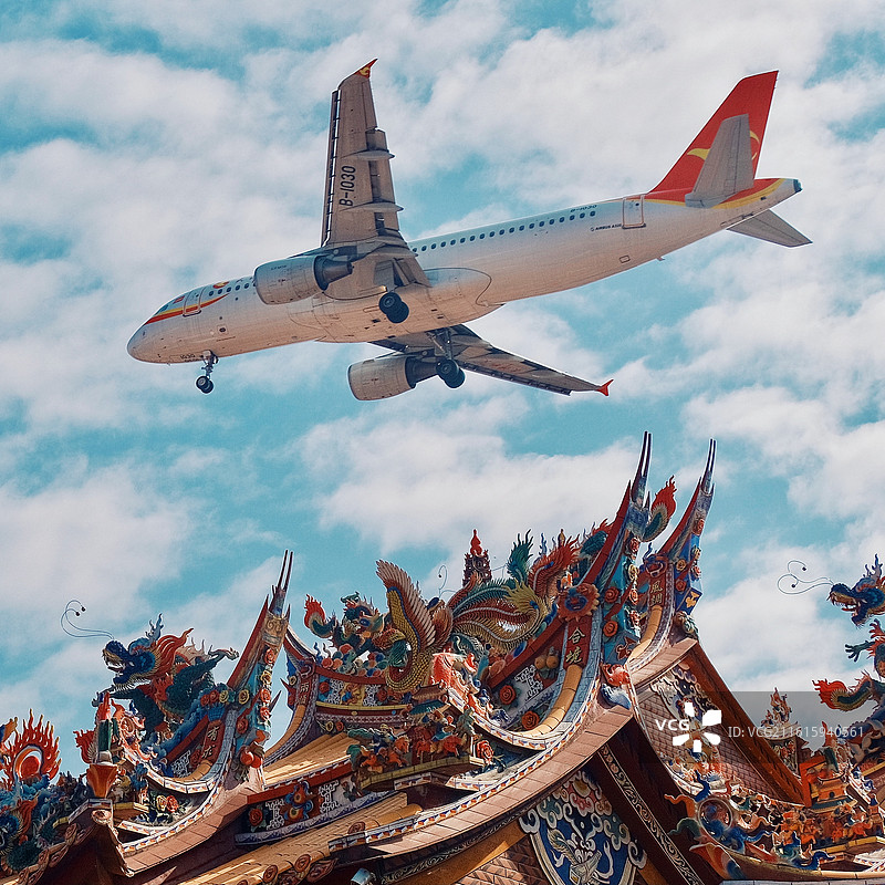 从高崎机场起飞的飞机与清水宫屋顶彩塑同框图片素材