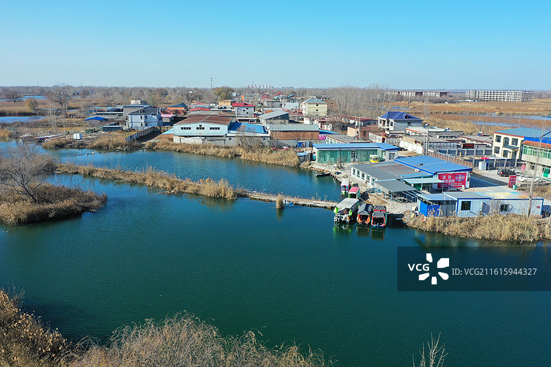 碧水连天映霞光，野鸭掠舞芦花黄  俯身临岸观舟远，银杏红叶风里扬  千岛万湖织洋淀，生态画卷韵悠长图片素材