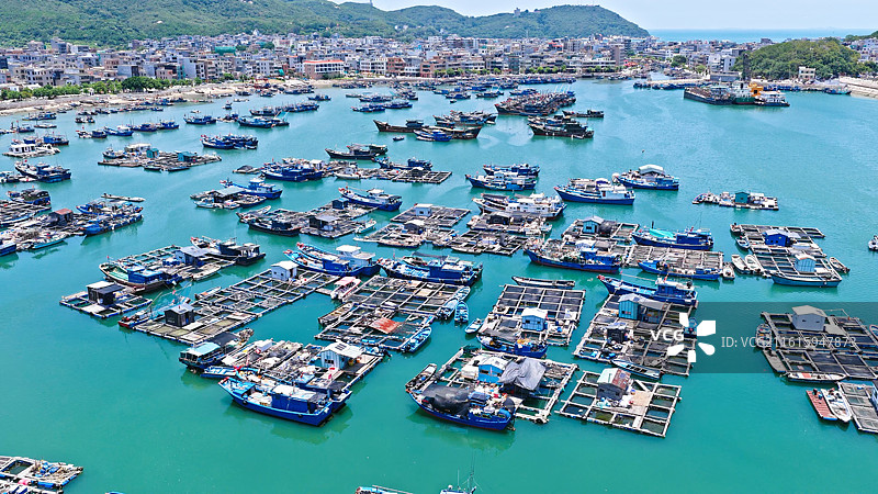 航拍海上渔船图片素材