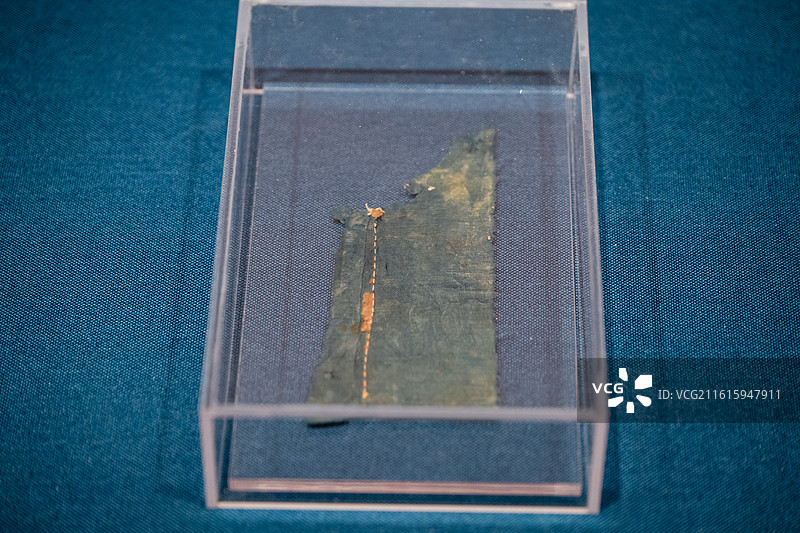 天津博物馆 简述中国-甘肃出土汉简精品展 汉 青色丝织品残片 悬泉置遗址出土图片素材