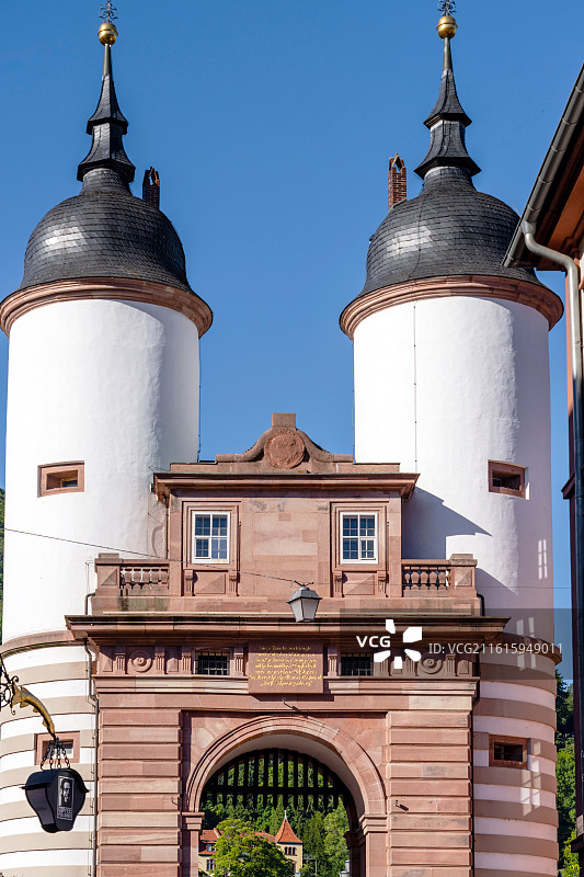 德国海德堡古桥 蓝天映衬下的历史建筑景观图片素材