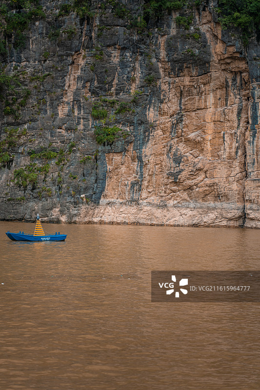 绿水青山 长江 三峡  江面 船只 游轮图片素材
