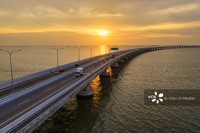 马来西亚槟城日落时分第二跨海大桥风景航拍图片素材