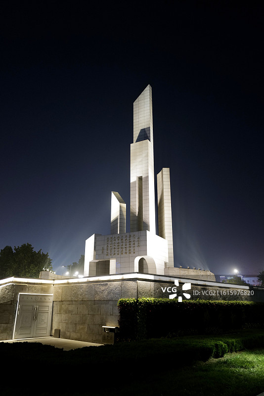 河北石家庄正太广场石家庄解放纪念碑及胜利者雕像夜景风光图片素材