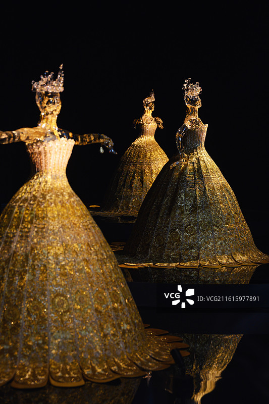 成都博物馆金线特展中展出的黄金服饰图片素材