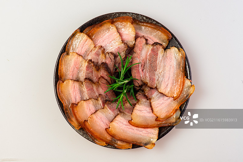 白底上的一盘腊肉高清特写图片素材