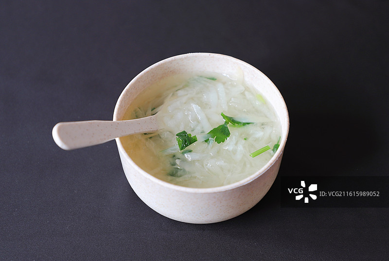 桌上的一碗白萝卜汤图片素材