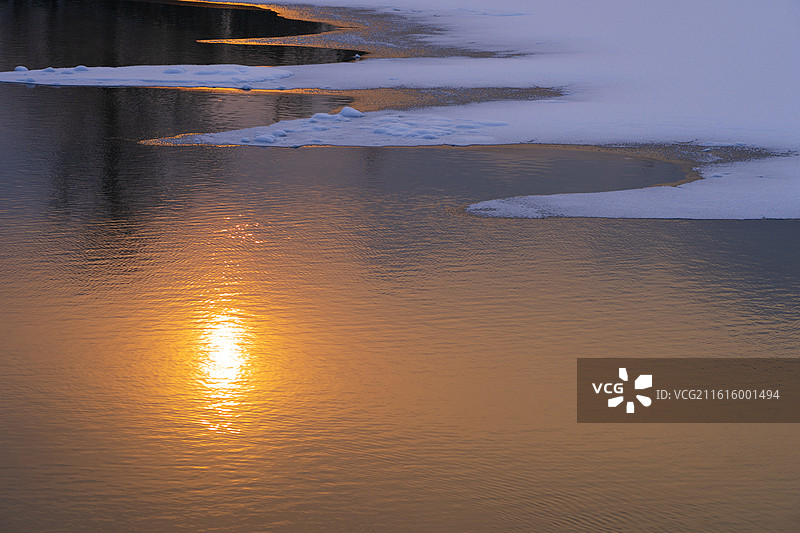 湖水与夕阳倒影图片素材