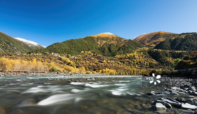 秋季川西河流森林风景图片素材