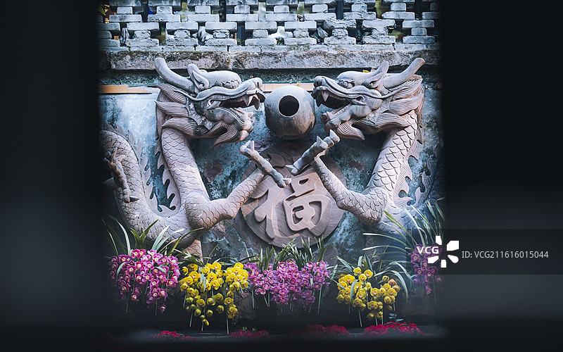 成都青羊宫双龙戏珠石雕配福字与鲜花展现传统道教文化图片素材