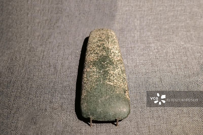 石斧 新石器时代仰韶文化庙底沟类型 陕西华阴南城子遗址 中国考古博物馆（中国历史研究院）文明起源展厅图片素材