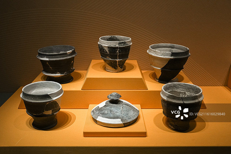 山东博物馆“华夏东方-夏商周时期的东夷文化”特展-岳石文化时期陶尊形器图片素材