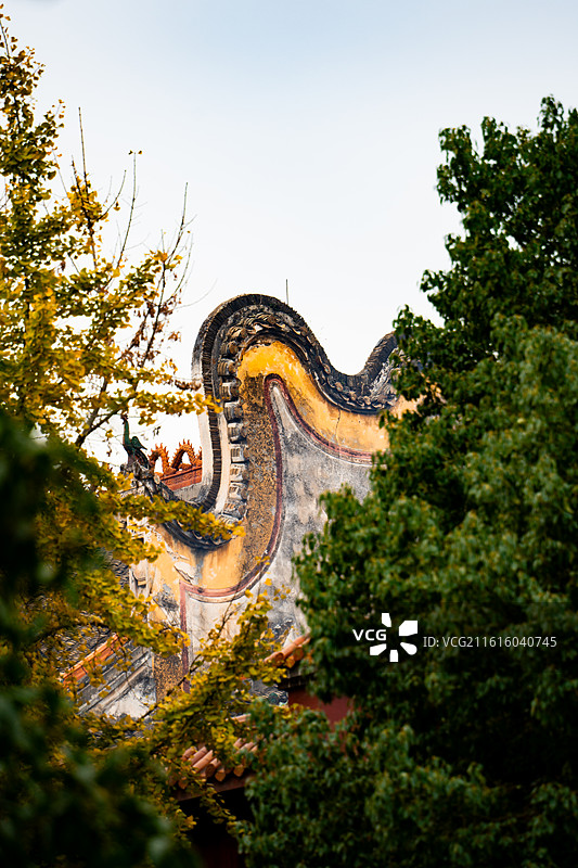 长沙陶公庙：掩映在秋色中的道教建筑飞檐特写图片素材