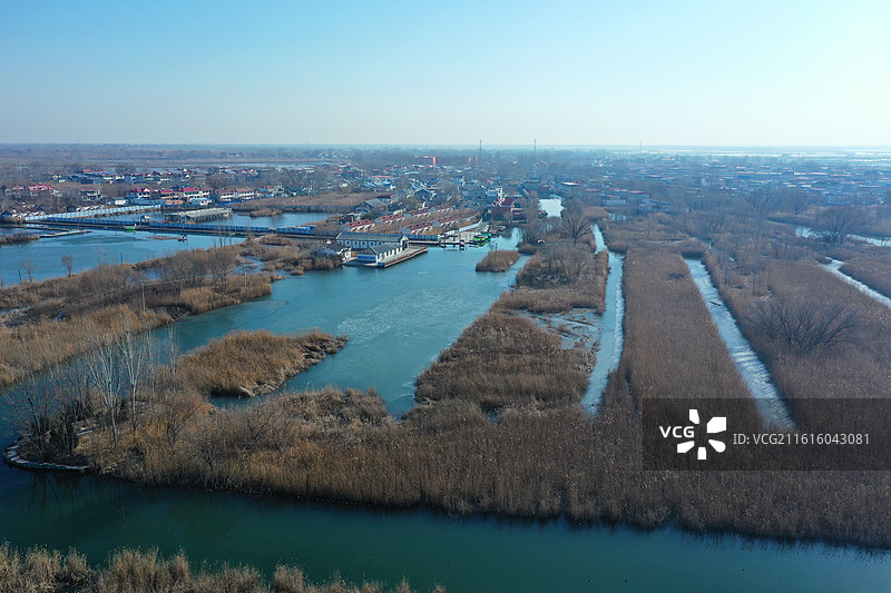 碧水连天映霞光，野鸭掠舞芦花黄  俯身临岸观舟远，银杏红叶风里扬  千岛万湖织洋淀，生态画卷韵悠长图片素材