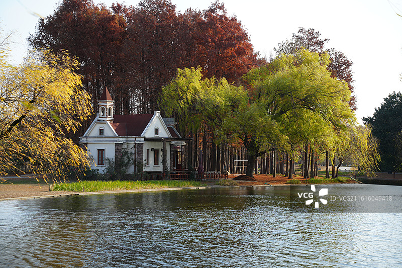 上海公园深秋水边的房子图片素材
