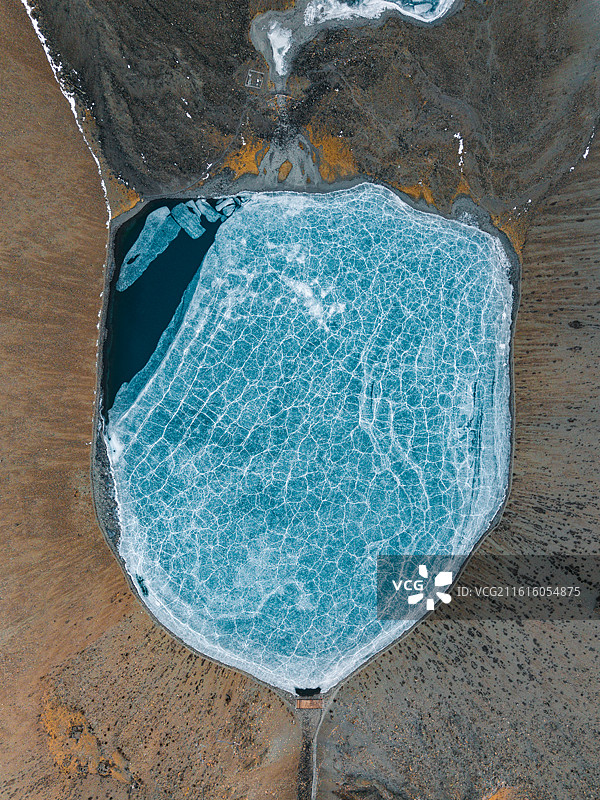 冰川与山岩环绕的恰央措图片素材