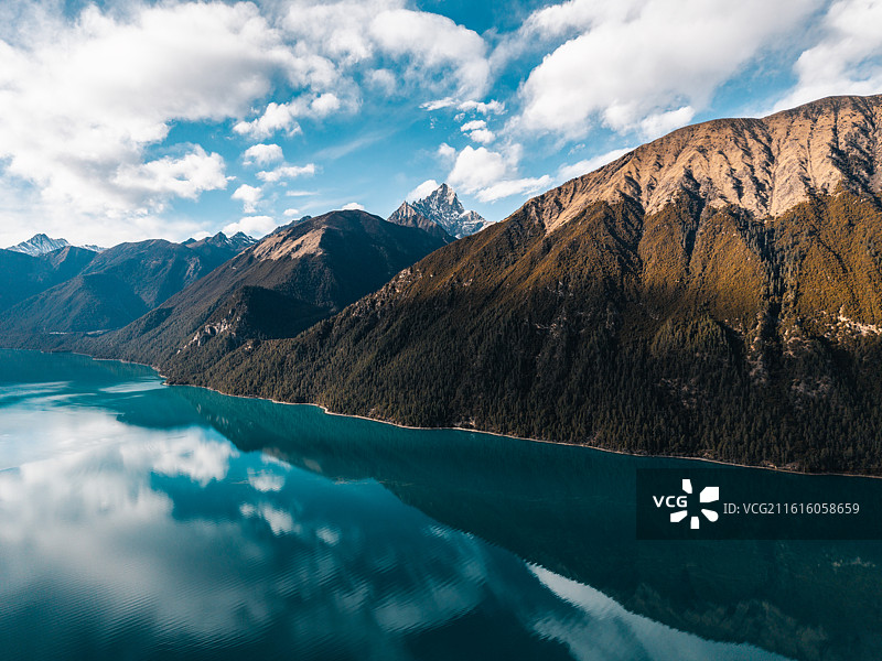 巴松措的雪山与湖泊壮阔自然风景图片素材