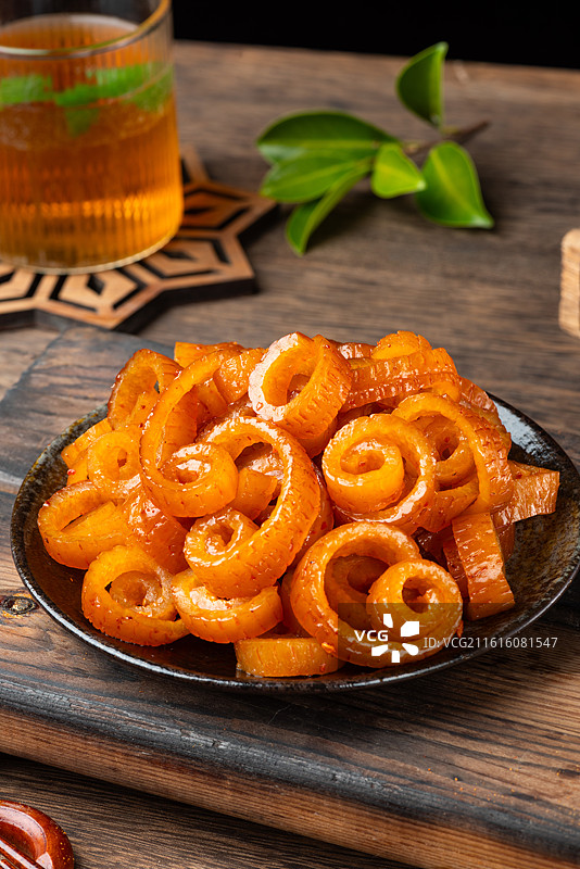 旧木桌上的一盘卤猪皮高清特写图片素材