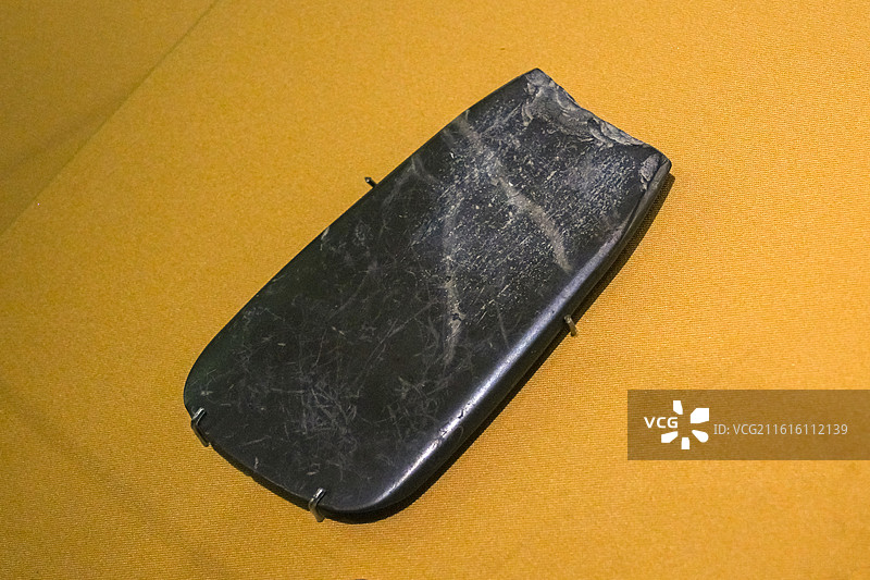 石铲 岳石文化 山东青州郝家庄遗址出土 青州市博物馆藏 山东博物馆“华夏东方-夏商周时期的东夷文化”图片素材