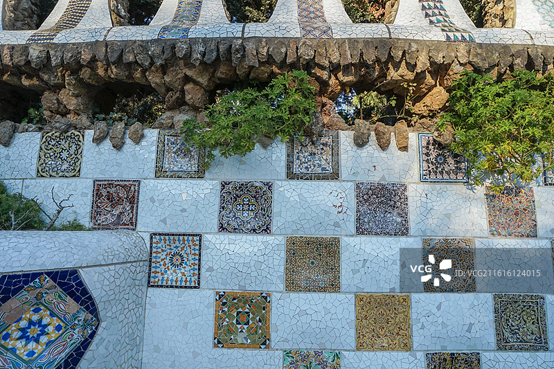 巴塞罗那桂尔公园,俯瞰彩色瓷砖庭院图片素材