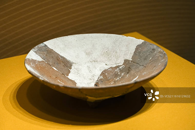 陶四足钵 商代 山东龙口楼子庄遗址出土 烟台市博物馆藏 山东博物馆“华夏东方-夏商周时期的东夷文化”图片素材