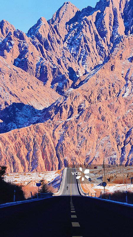 行驶在公路上的摩托车图片素材