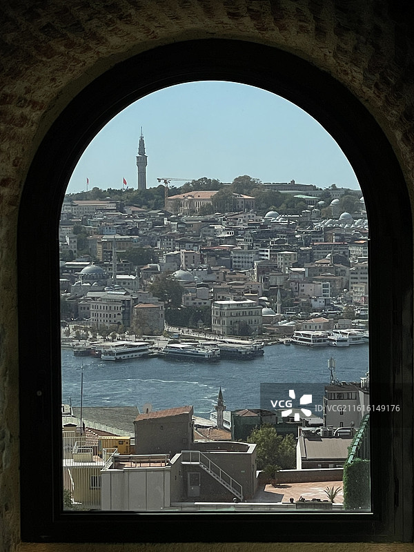 把伊斯坦布尔的天际线“装”进加拉达石塔的窗户里图片素材