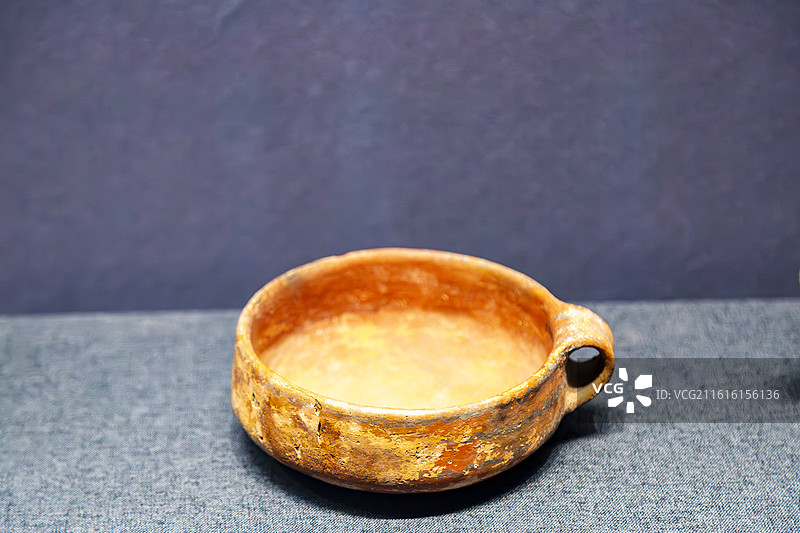 新疆乌鲁木齐新疆博物馆文物彩绘单耳陶钵，哈密市焉不拉克墓地出土图片素材