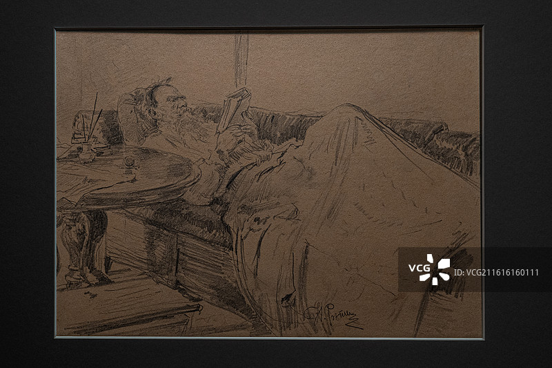 《在沙发上阅读的列夫•托尔斯泰》 特列季亚科夫画廊藏 涅瓦河畔的遐思 列宾艺术特展 中国国家博物馆图片素材