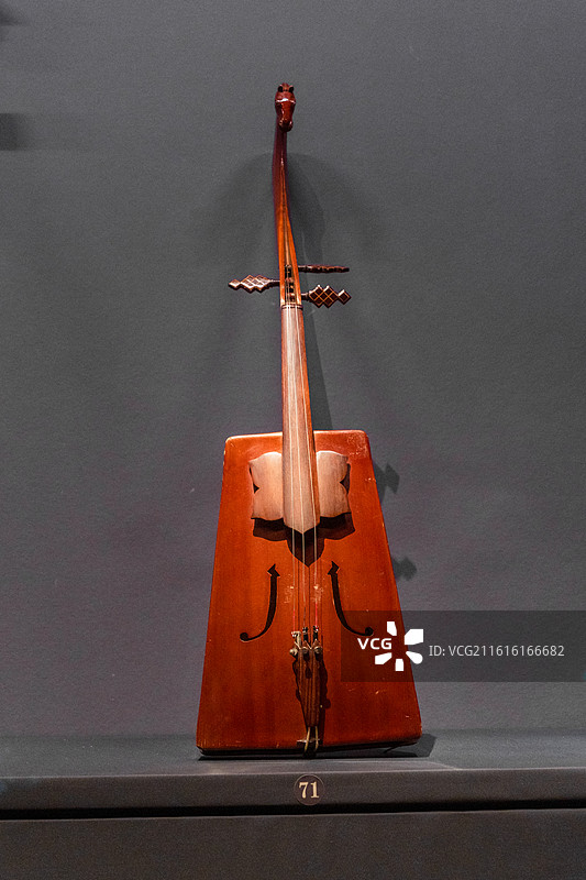 1963年桑都荣老师改良后的木三弦马头琴  内蒙古自治区鄂尔多斯市博物院藏图片素材