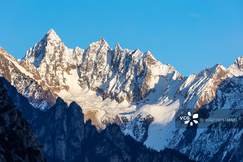 西藏嘉黎县尼屋乡的雪山图片素材