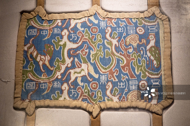 上海闵行博物馆丝路回响特展“五星出东方利中国”锦护膊 复制品 汉 1995年民丰县尼雅遗址出土图片素材