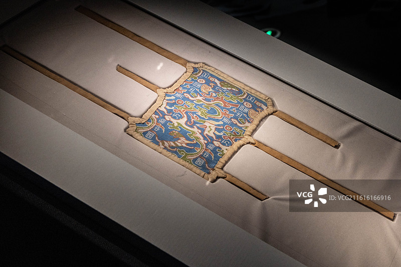 上海闵行博物馆丝路回响特展“五星出东方利中国”锦护膊 复制品 汉 1995年民丰县尼雅遗址出土图片素材