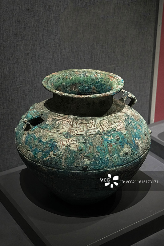 铜罍 春秋 潍坊市安丘市东古庙遗址出土 安丘市博物馆藏 山东博物馆“端端雍雍·闻于夏东-莒文化特展”图片素材