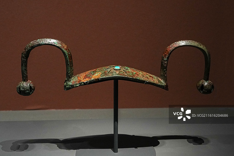 嵌绿松石铜弓形器 商代 淄博市沂源县东安古城出土 山东博物馆“端端雍雍·闻于夏东-莒文化特展”图片素材