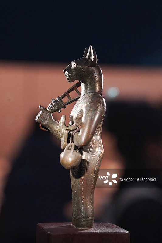 埃及国家博物馆藏后期埃及青铜巴斯泰特立像图片素材